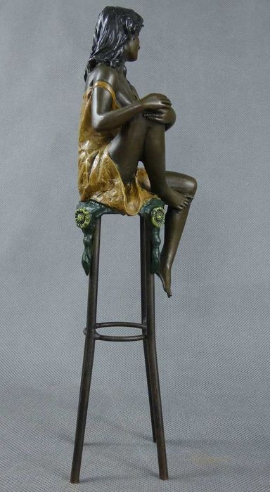 AKT Kobieta siedząca na krześle pozująca BRĄZ figura RZEŹBA 26,5 cm