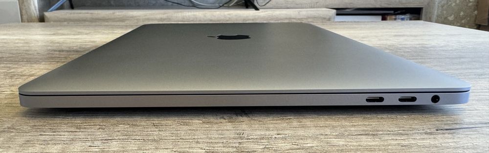 MacBook Pro Retina 2019 13* 2,4 Ghz 16GB 512 GB Touch Bar, Идеал!