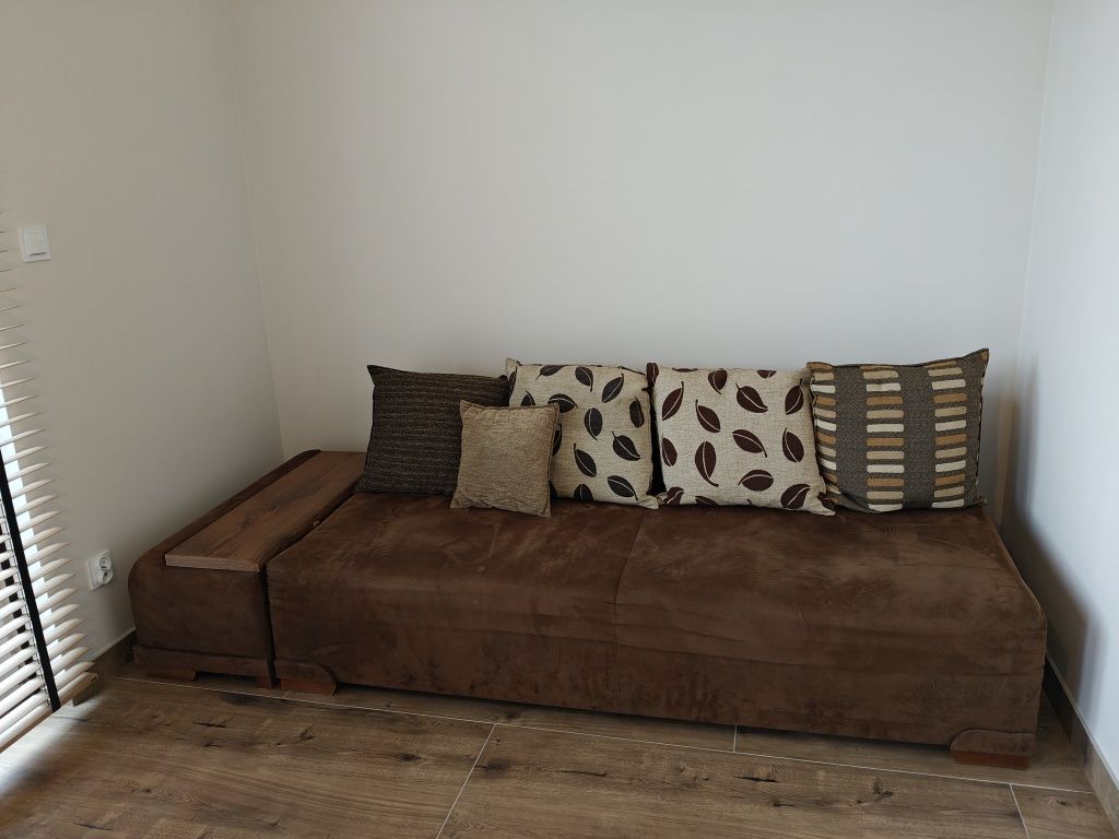 Sofa, tapczan, kanapa w stylu vintage retro rozkładana z poduszkami