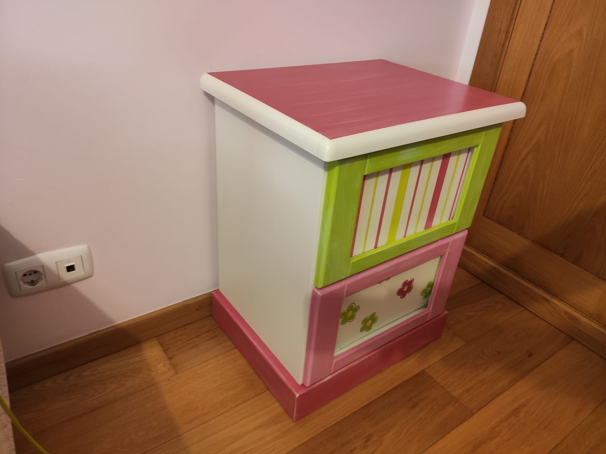 Conjunto mobília cómoda e mesa de cabeceira