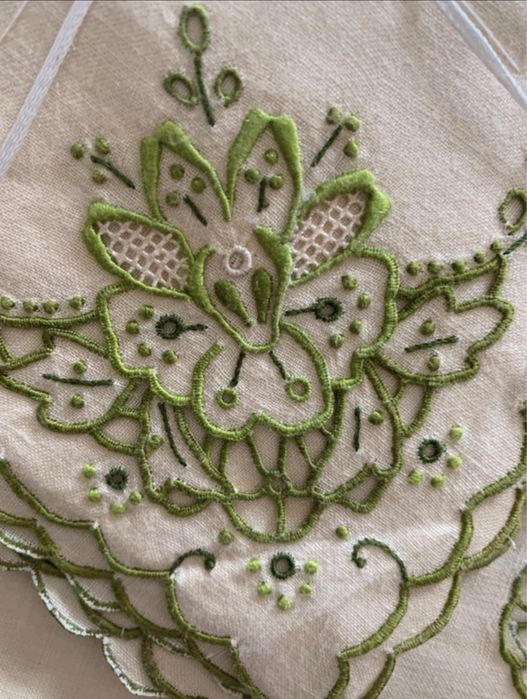 Toalha em linho bordado da medeira certificada