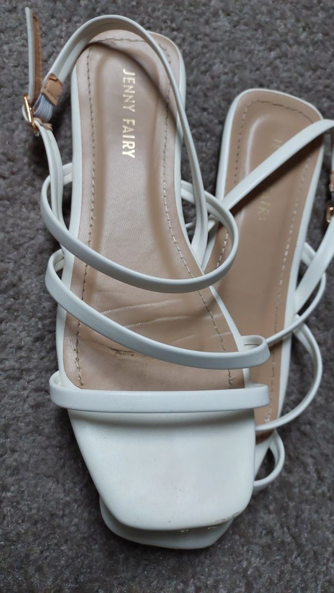 Sandałki białe rozmiar 38
