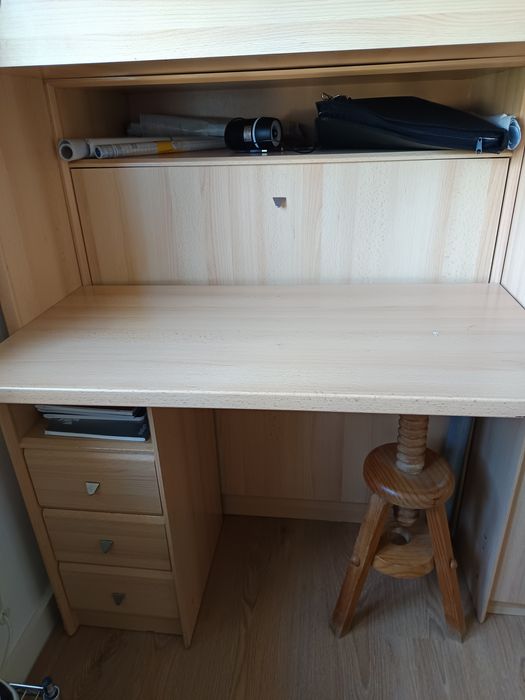 Beliche com Secretária, Guarda-roupa e 2 Camas – Bom Estado