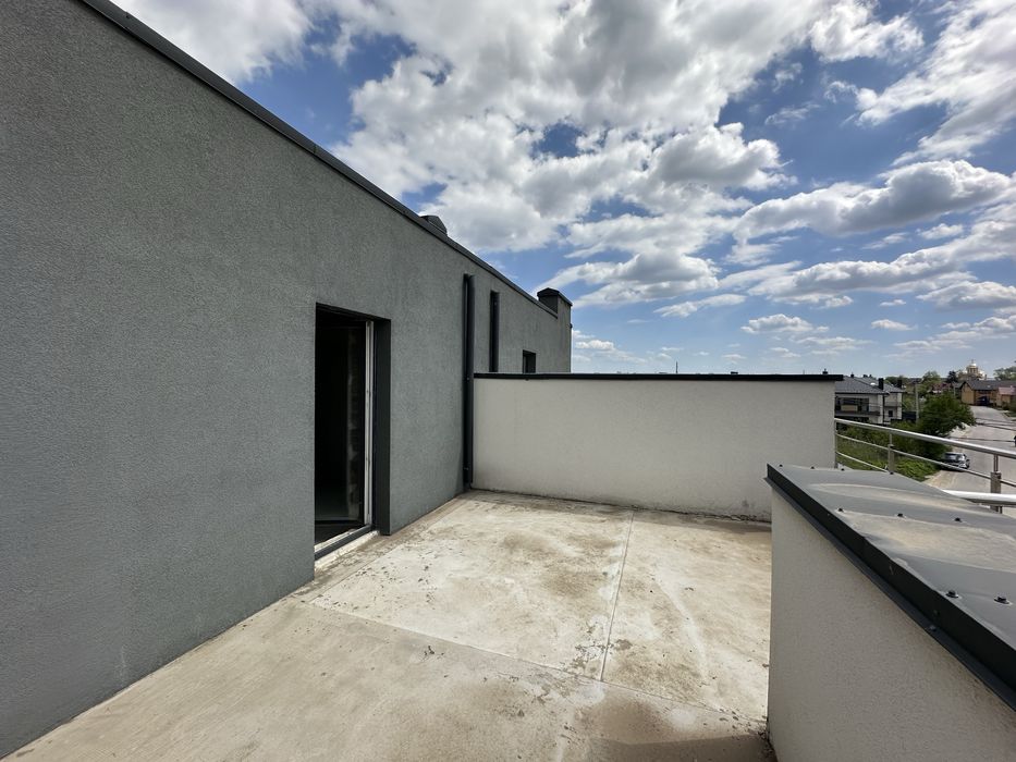 Таунхаус 140м2 з великим балконом і двома терасами на даху Крихівці