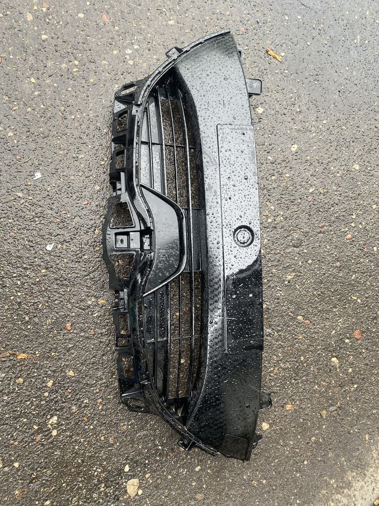 Toyona yaris IV kratka zderzaka grill ładna oryginał 53101-K0010