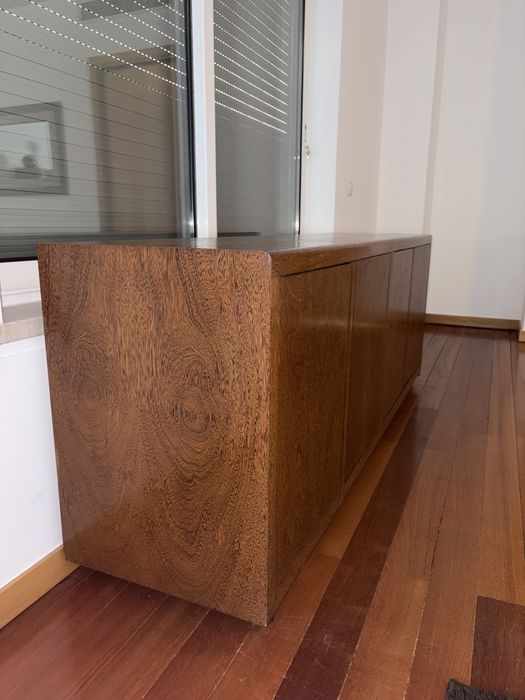 Móvel grande de madeira