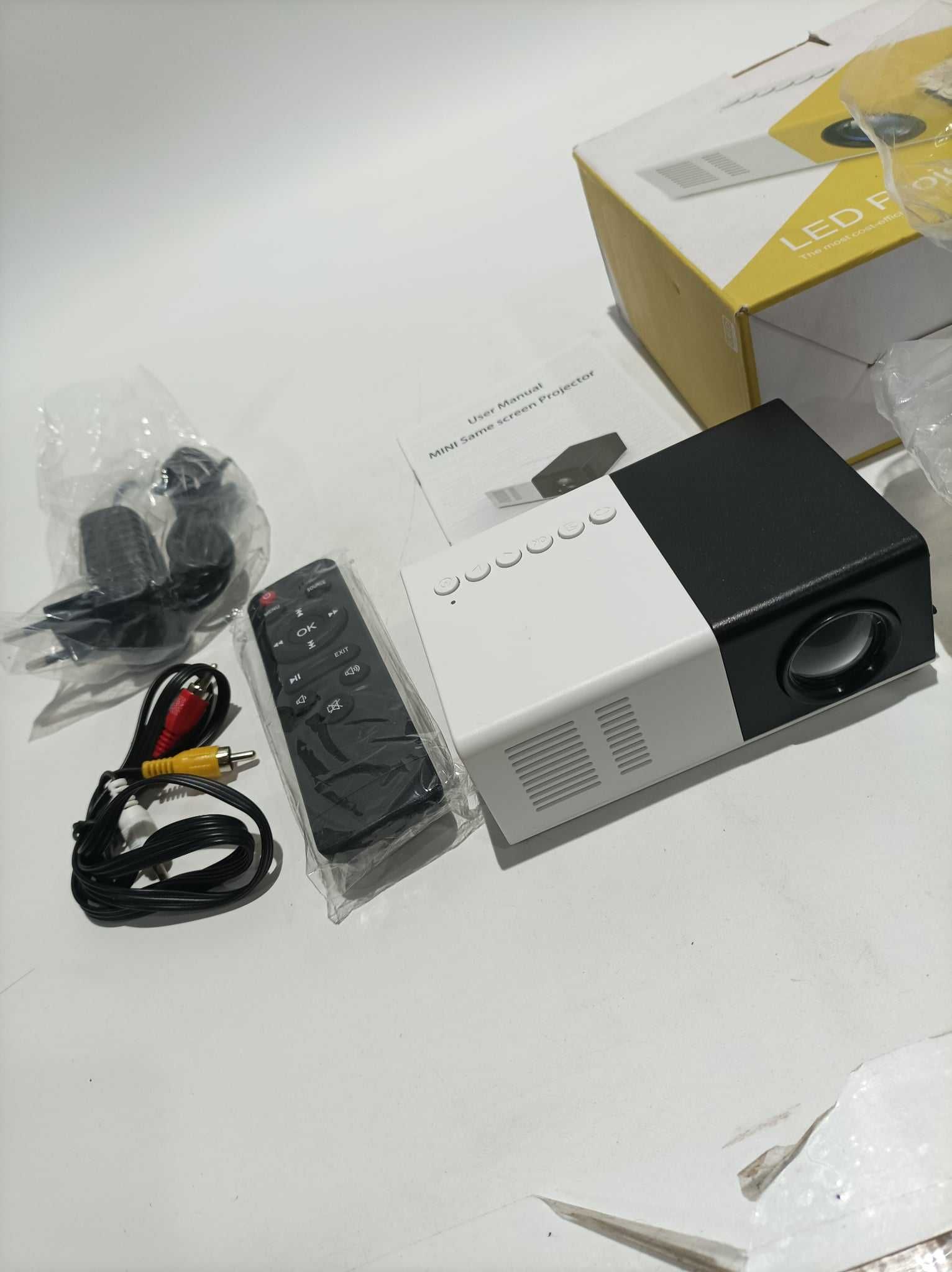 przenośny rzutnik MINI PROJEKTOR LED TFT LCD czarno biały.