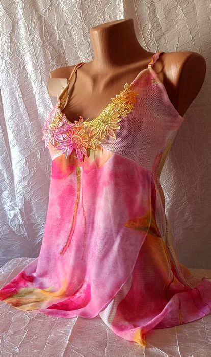 Нежная майка на брителях с цветной вышивкой.