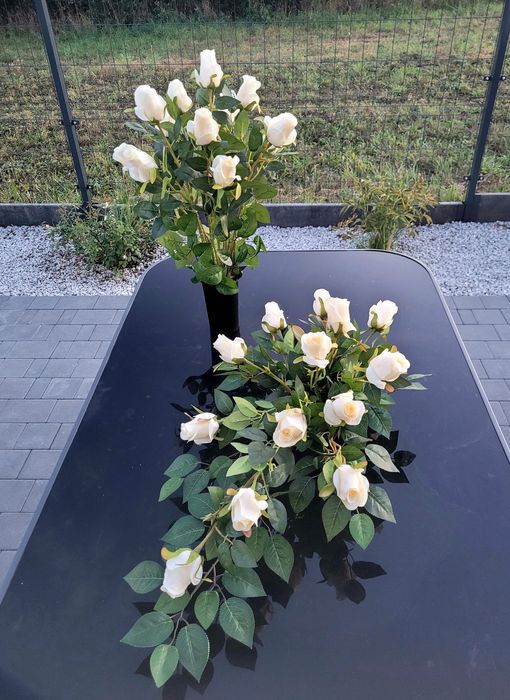 Komplet nagrobny na cmentarz róże ecru Premium kompozycja stroik grób