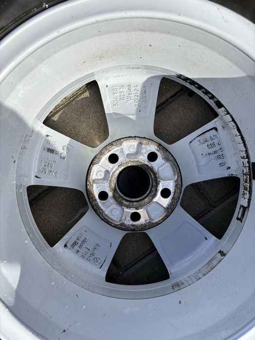 Felgi aluminiowe skoda z oponami zimowymi 185/60/15 Rapid
