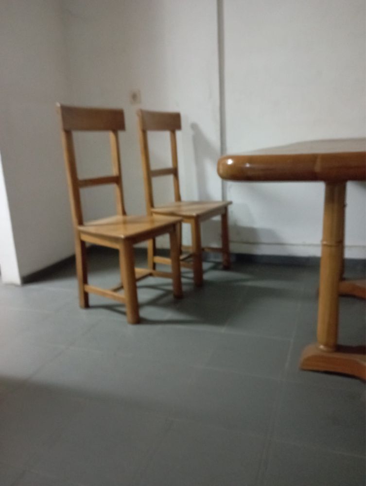 Mesa e 6 cadeiras em madeira de castanho.