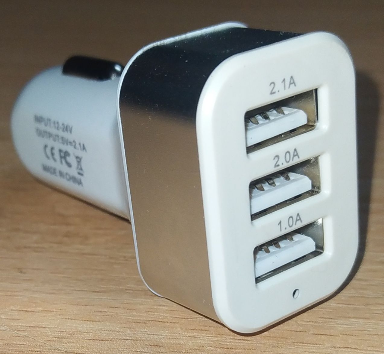 Автомобільний зарядний пристрій в прикурювач  12-24в  на 3 USB.