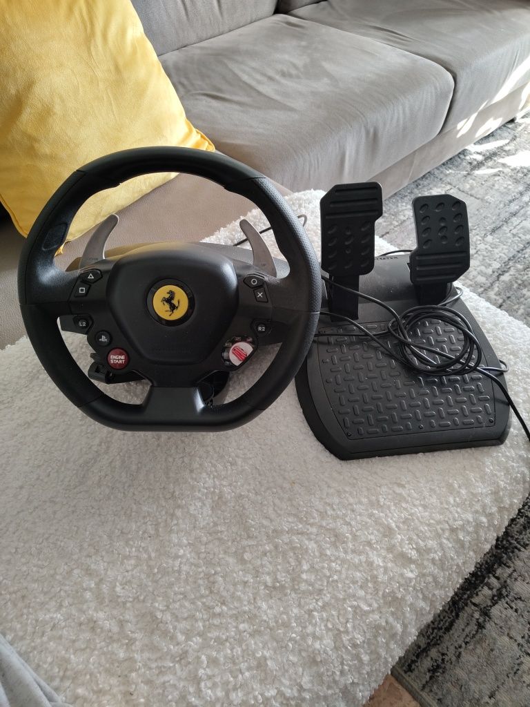 Vendo volante da Ferrari praticamente novo.