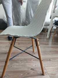 Biale krzesła z drewniamymi nogami