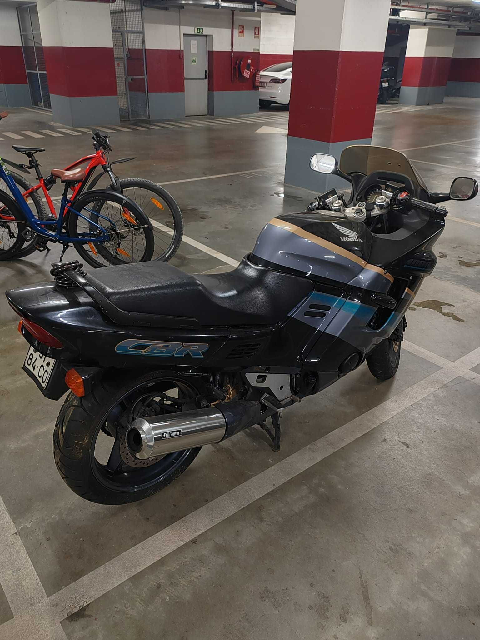Mota CBR 1000F com 65000 kms