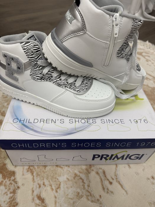 Нове фірмове взуття на дівчинку, черевики кросівки