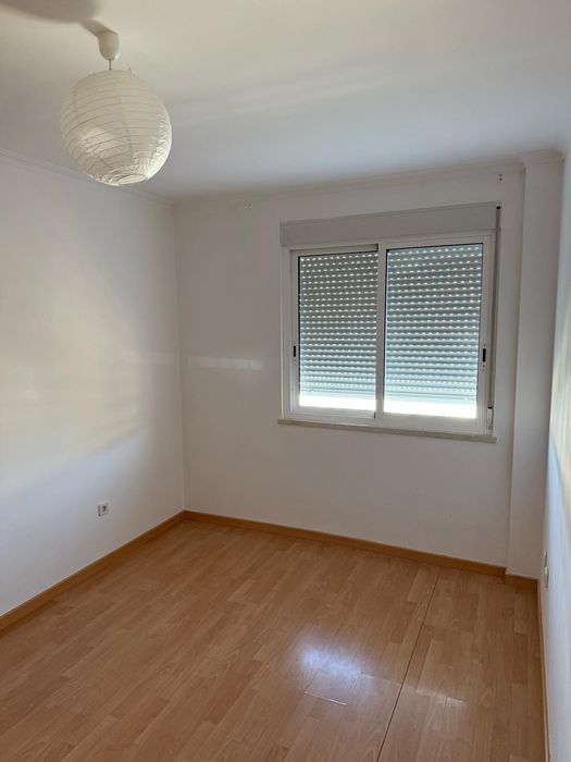 Alugo 1 quarto equipado no Carregado. Ap. bem luminosa e zona calma