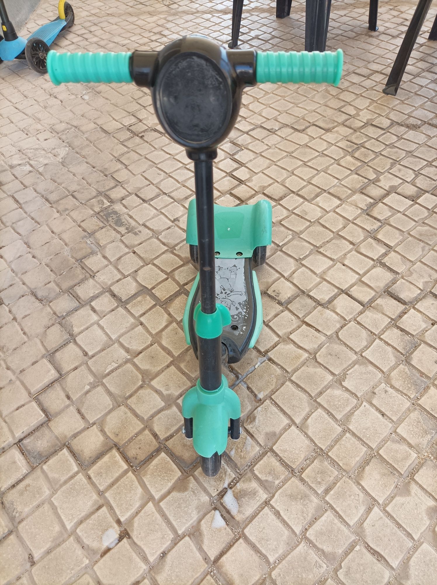 Trotinete de Criança usada nas cores verde e preto