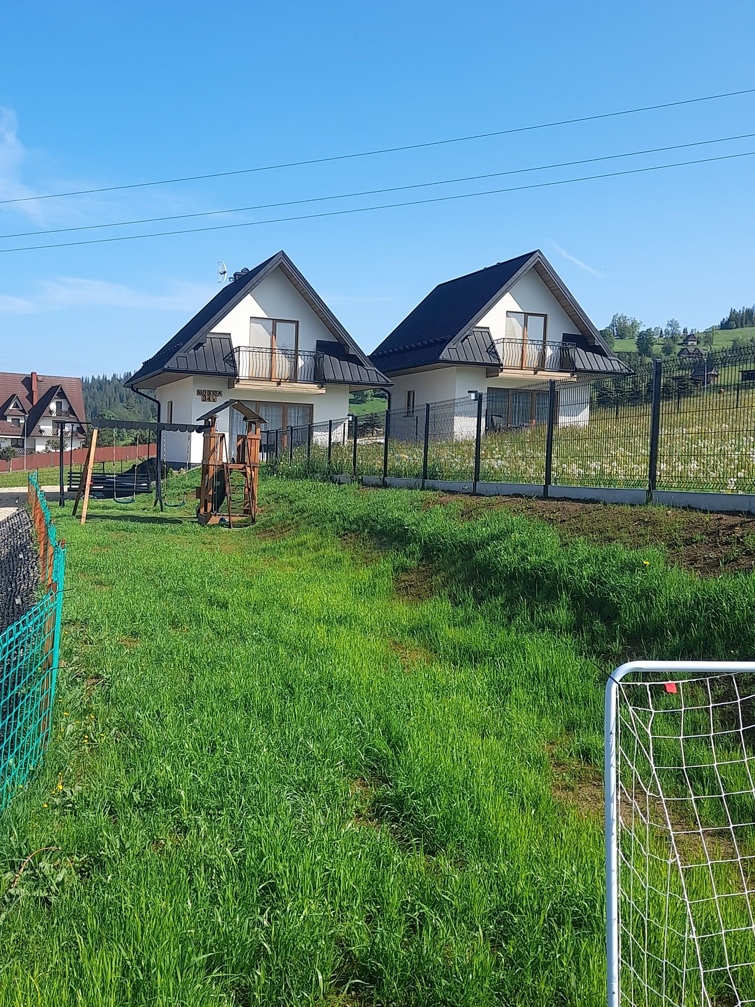 Domki nad Borem z widokiem na góry