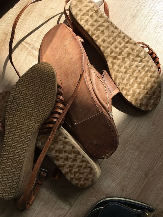 Sandálias e botas para homem e mulher