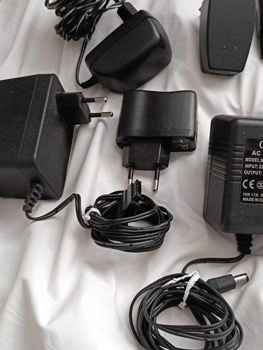 15 Carregadores elétricos e adaptadores