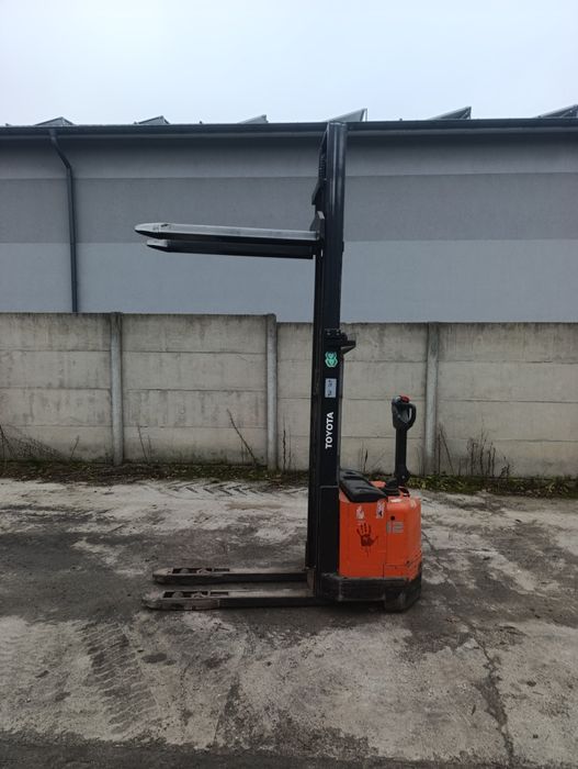 Paleciak masztowy Toyota widlak wózek masztowy widłowy