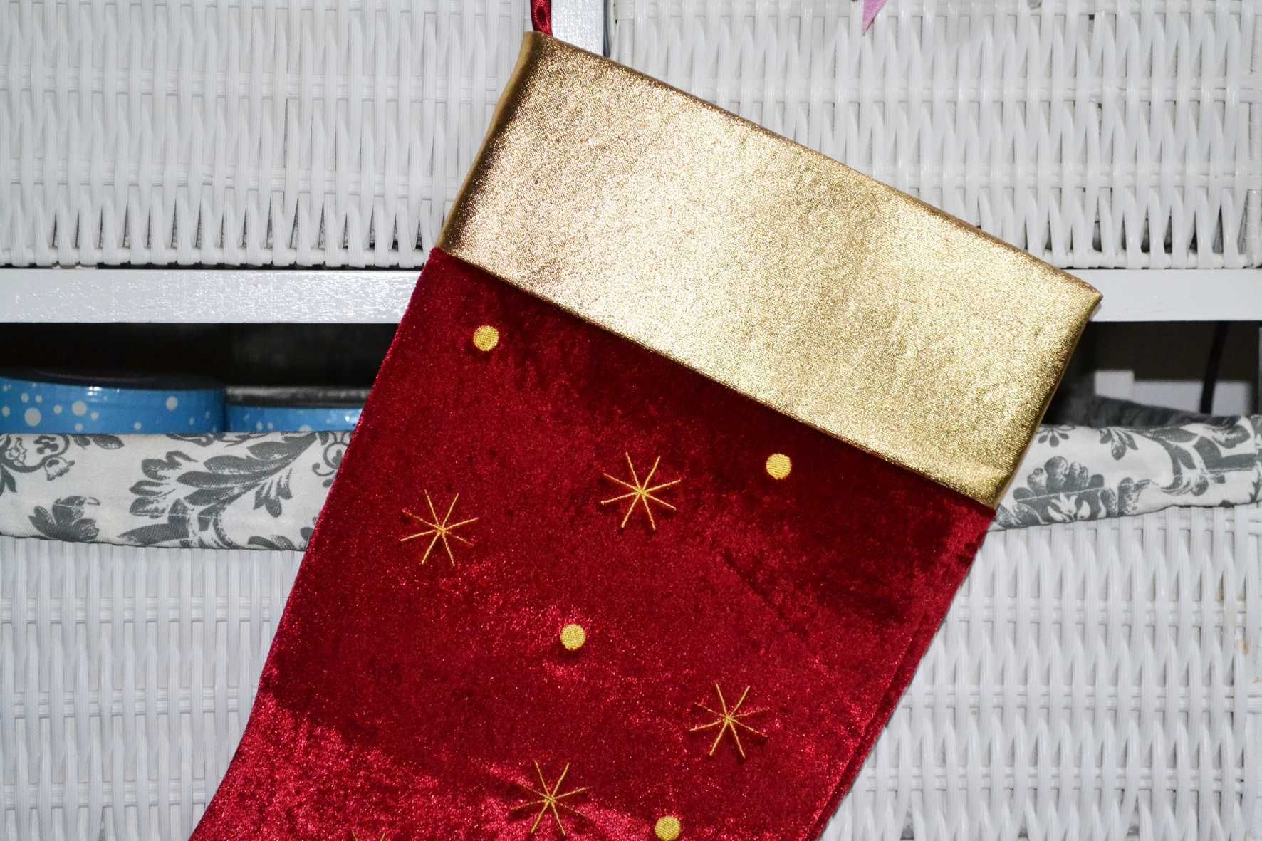 Новогодний рождественский сапог для подарков со звездами Oriflame