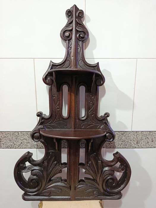 Prateleira antiga de parede em madeira