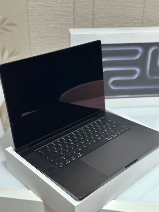 Apple MacBook Pro 16" (M4 Max Chip, 36 GB RAM, 1 TB SSD)