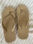 Havaianas douradas 35