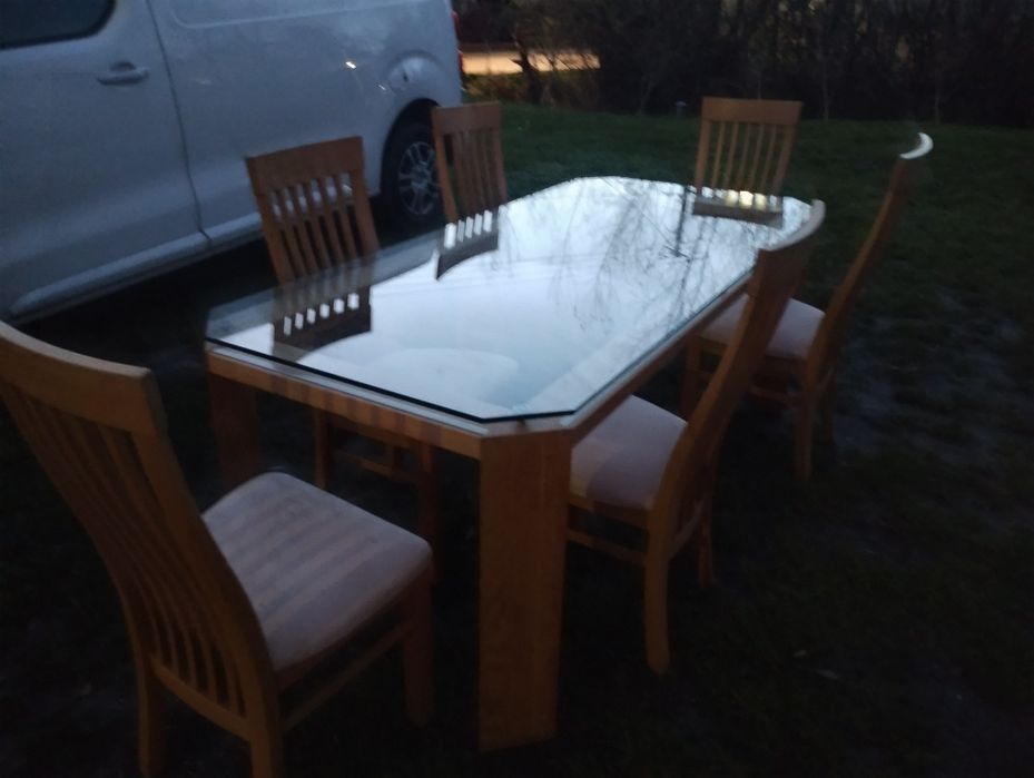 Stół szklany z krzesłami
