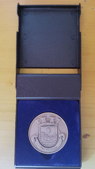 Três Azulejos + Medalha Comemorativa da Vila de Parede