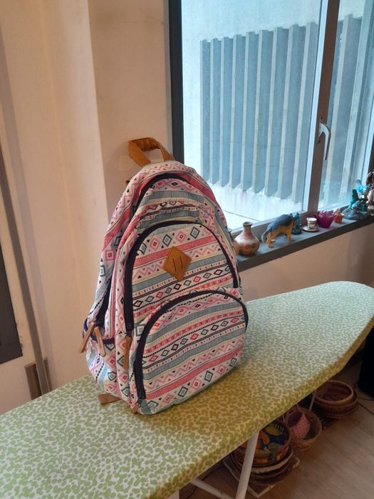 Vendo Mochila de Senhora muito bonita como nova