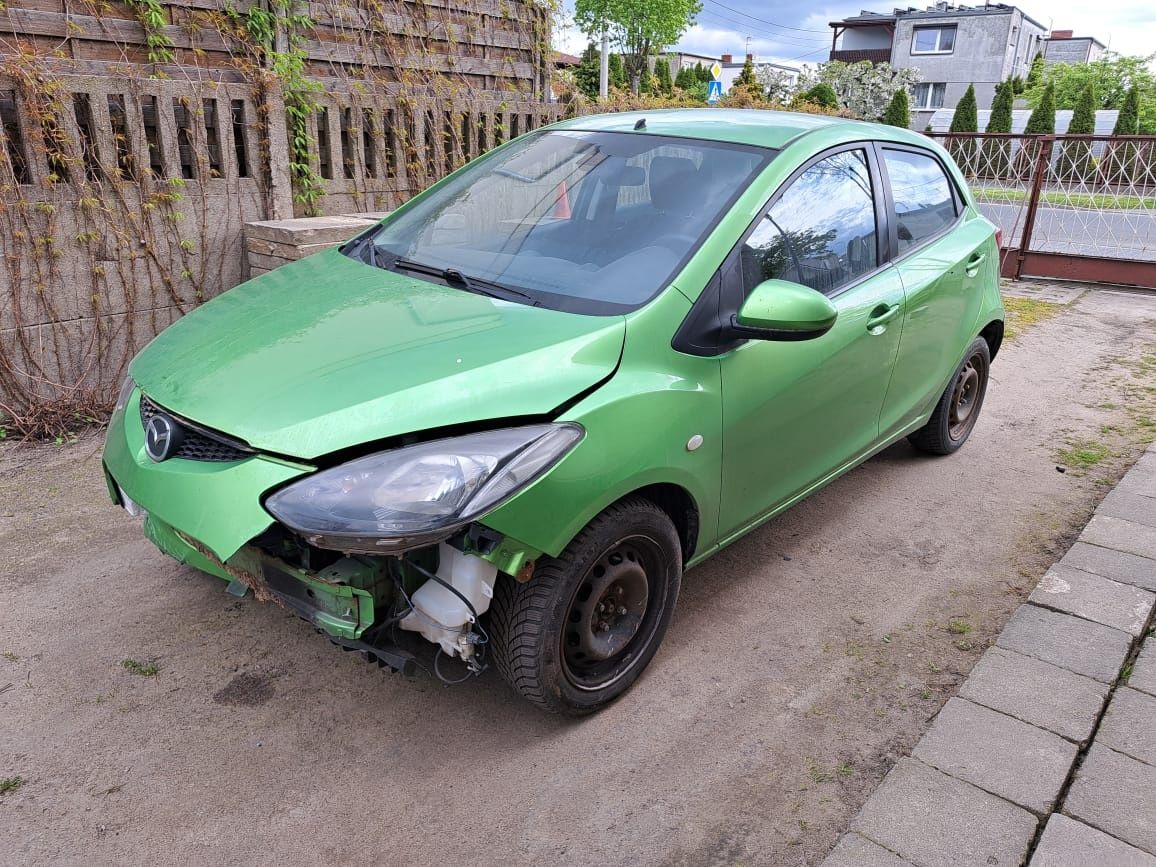 Mazda 2 1.6d 2009r uszkodzony zderzak