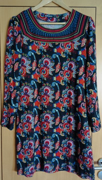 Vestido com desenho de cornucópias