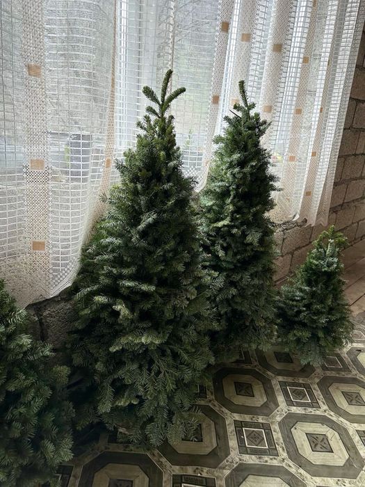 Плетені новорічні ялинки з живих гілочок ялинки.