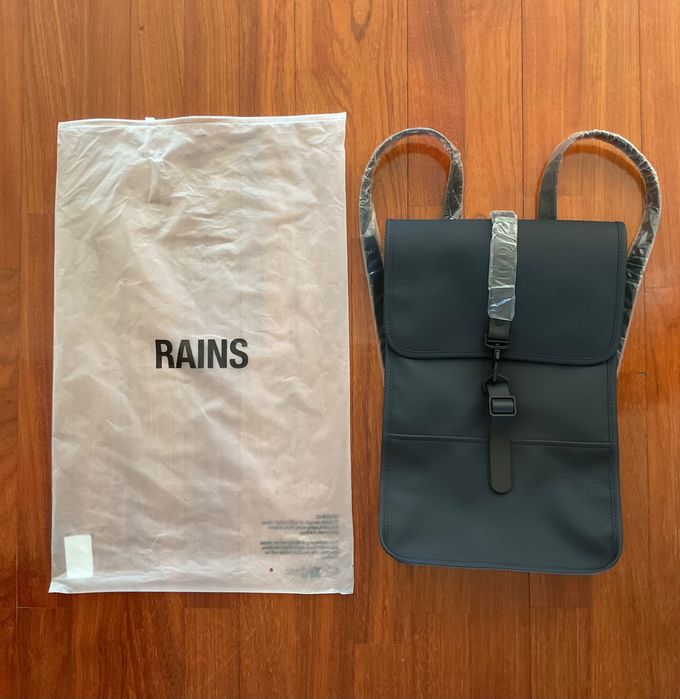 Mochila azul da Rains - NOVA