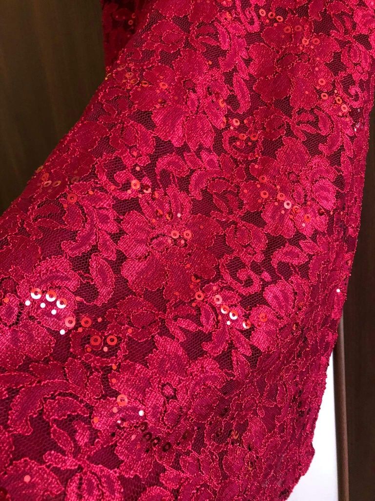 Sukienka elegancka czerwona z koronki z cekinani  rozmiar 152