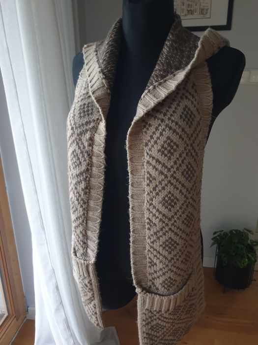 Kaptur z szalikiem i kieszeniami dziergana miękki