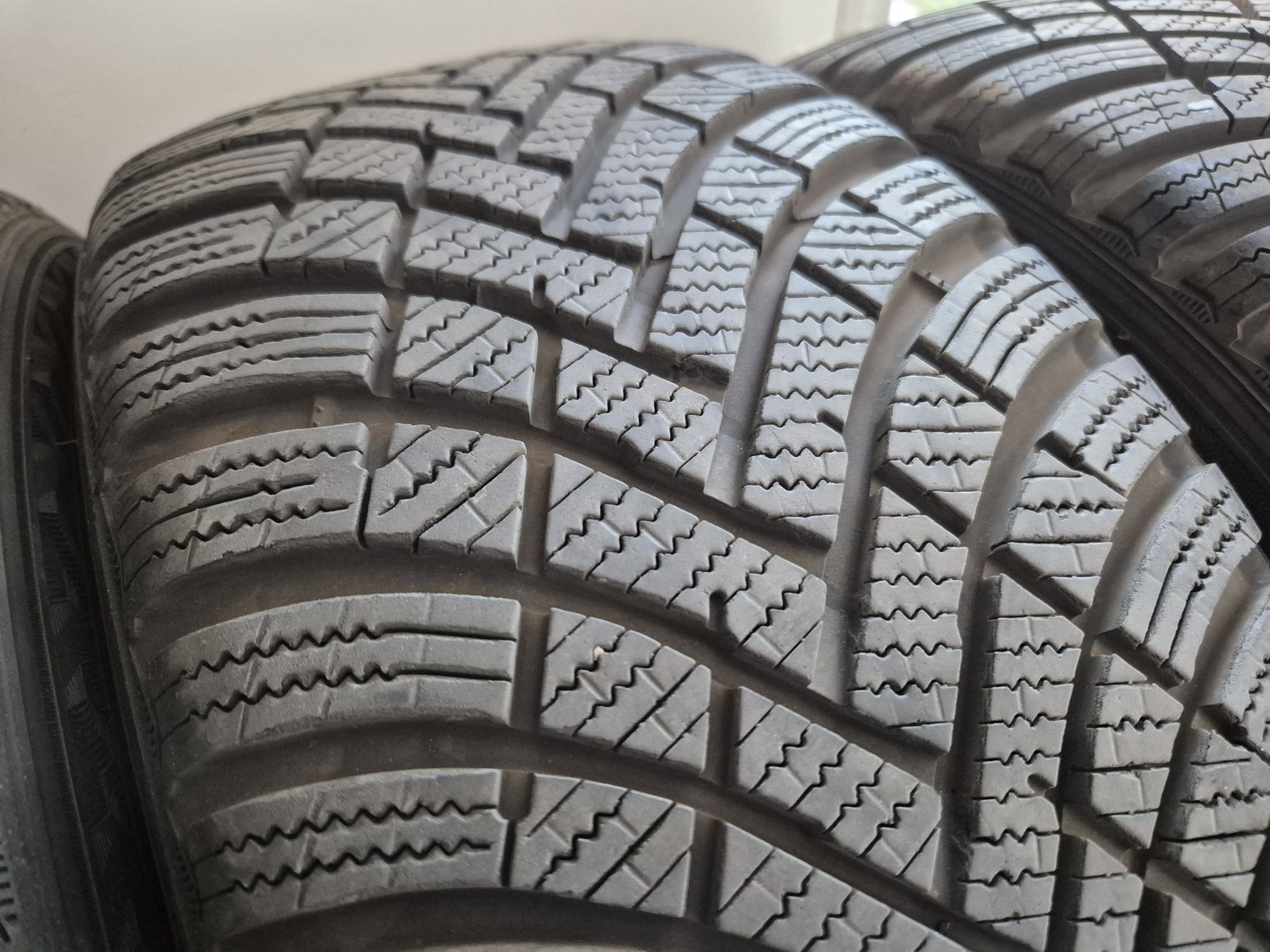 Opony zimowe hankook 2023 rok 225 45 r17 jak nowe