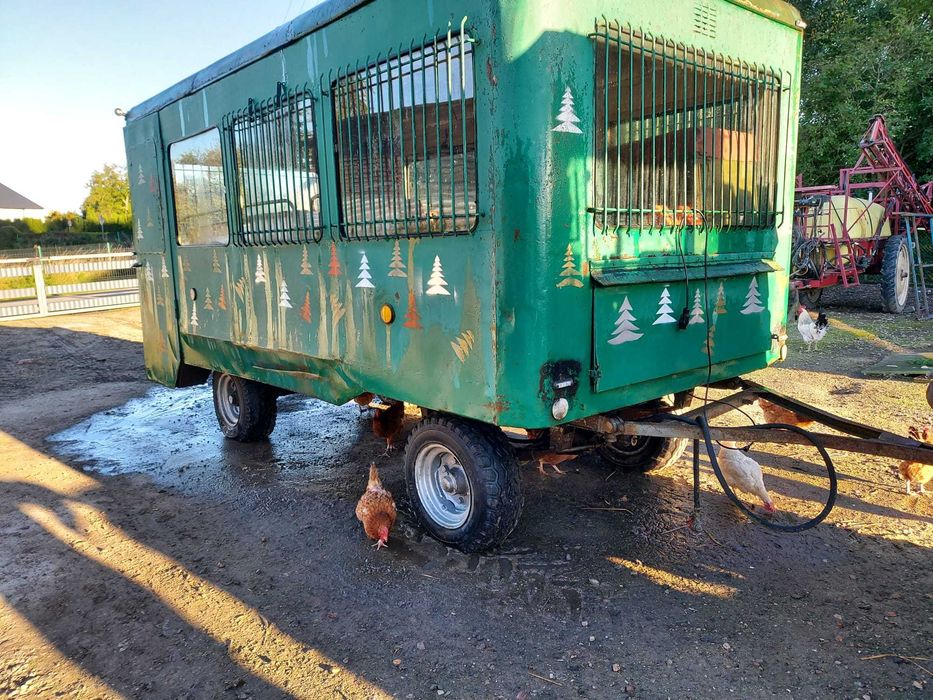 Barakowóz Bonanza przyczepa do przewozu ludzi osinobus