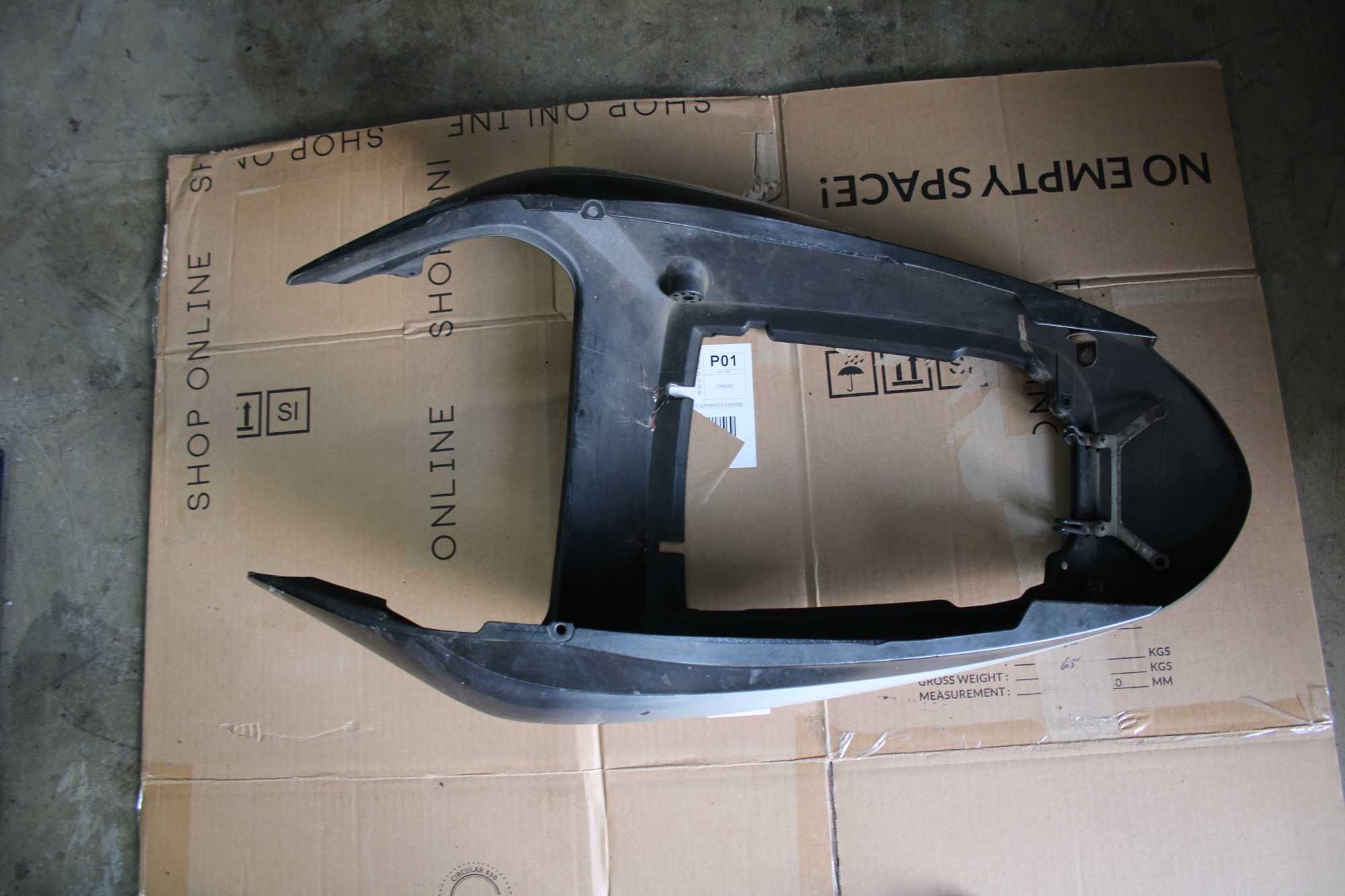 Zadupek Tył Tylny Ogon Owiewka Plastik Honda CBR 929 SC44 00-01