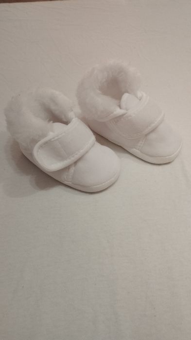 Białe buciki niemowlęce do chrztu