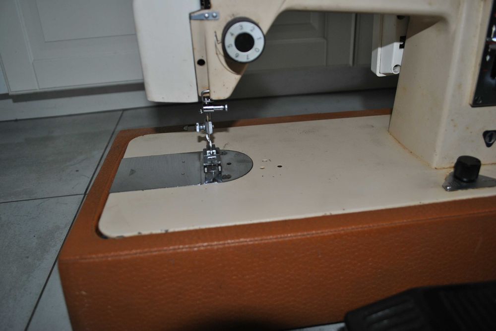 Maszyna do szycia Predom Łucznik 432 z silnikiem  stan nieznany