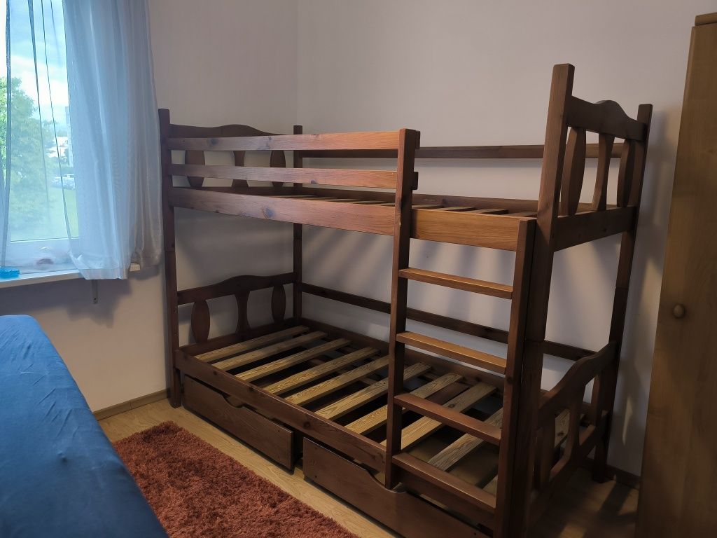 Łóżko piętrowe z materacami