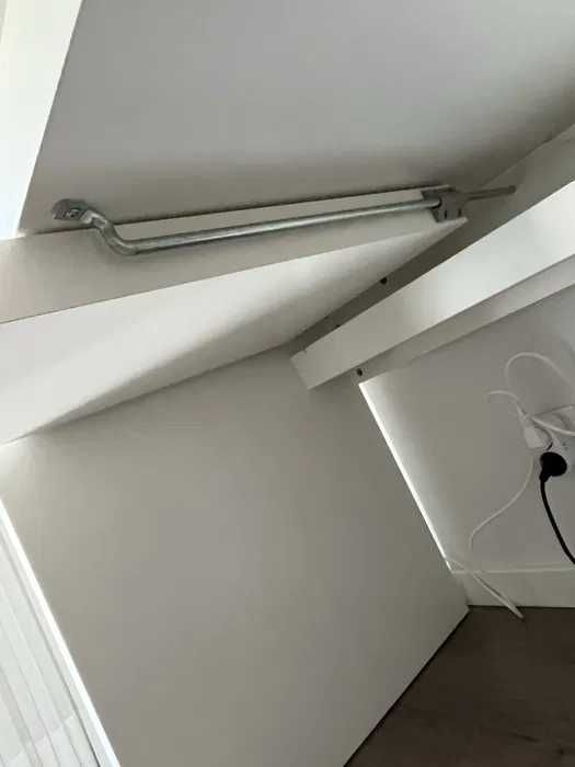 Secretária IKEA MALM – branca, com painel lateral (151x65 cm)