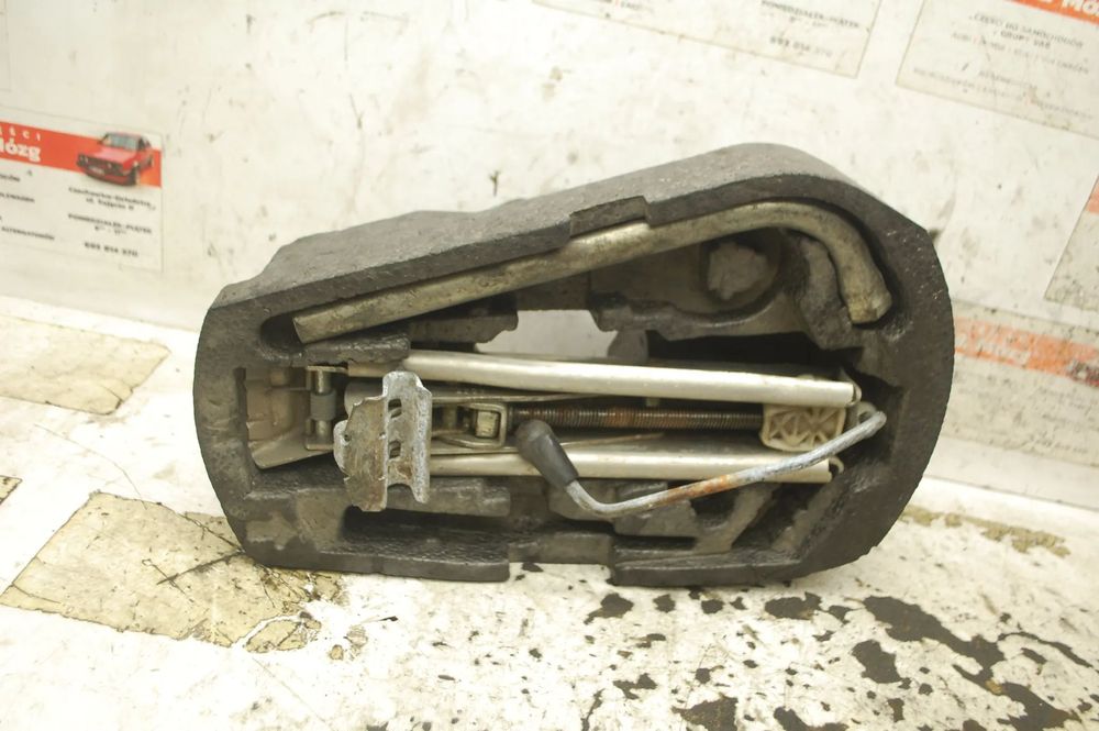 WKŁAD KOŁA ZAPASOWEGO KOMPLETNY LEWAREK KLUCZ 6Q0012115H SEAT IBIZA III VW POLO IV SKODA