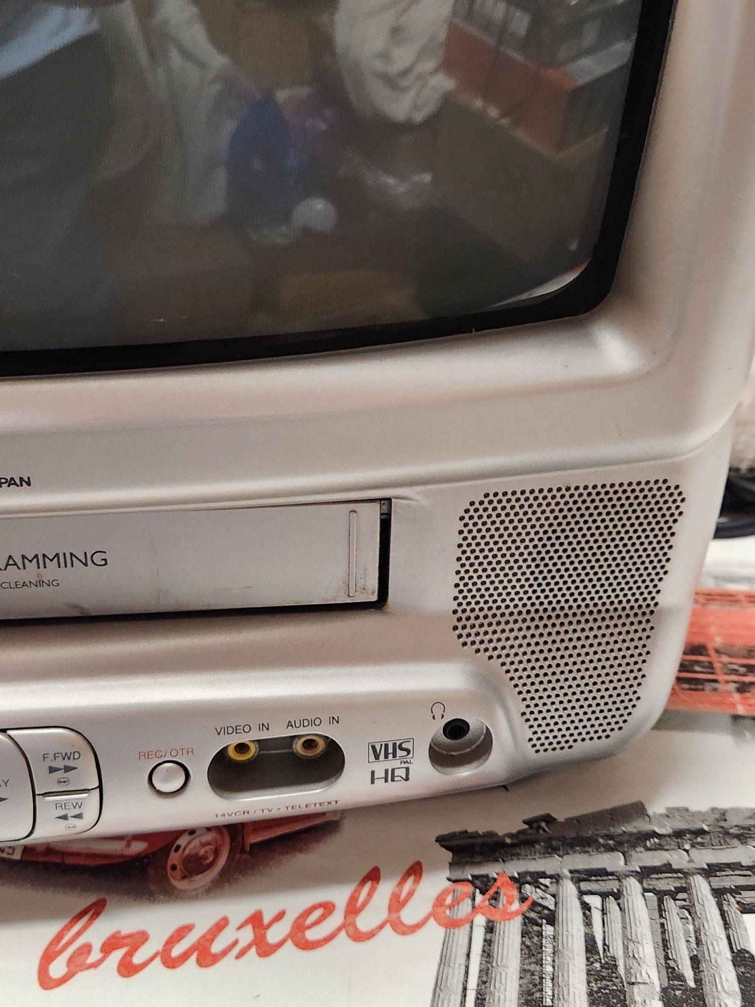 Televisão vintage com vídeo VHS incodporado