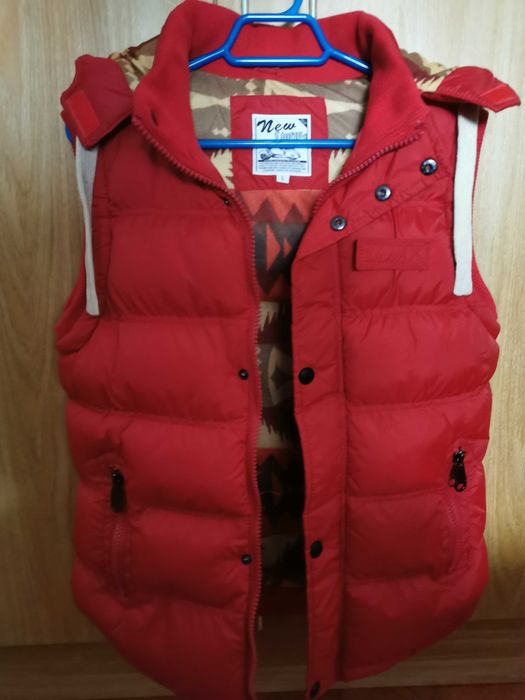 Colete com capuz a peça é nova