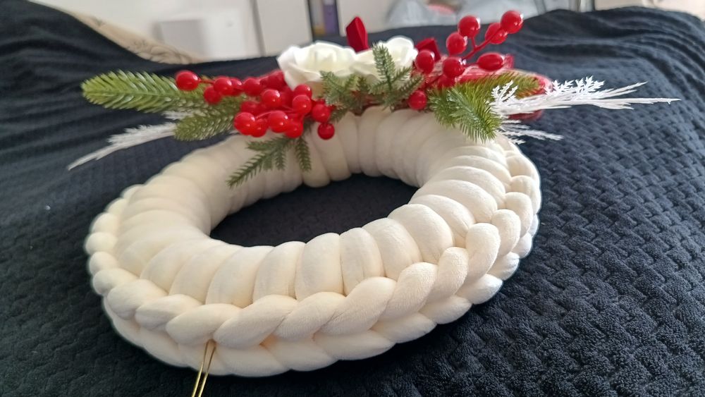Ręcznie wykonany wieniec świąteczny z włóczki velvet